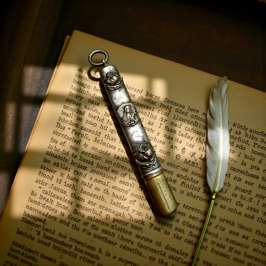 Porta matita da Chatelaine argentato con Santa Teresa di Lisieux, ca anni ‘20