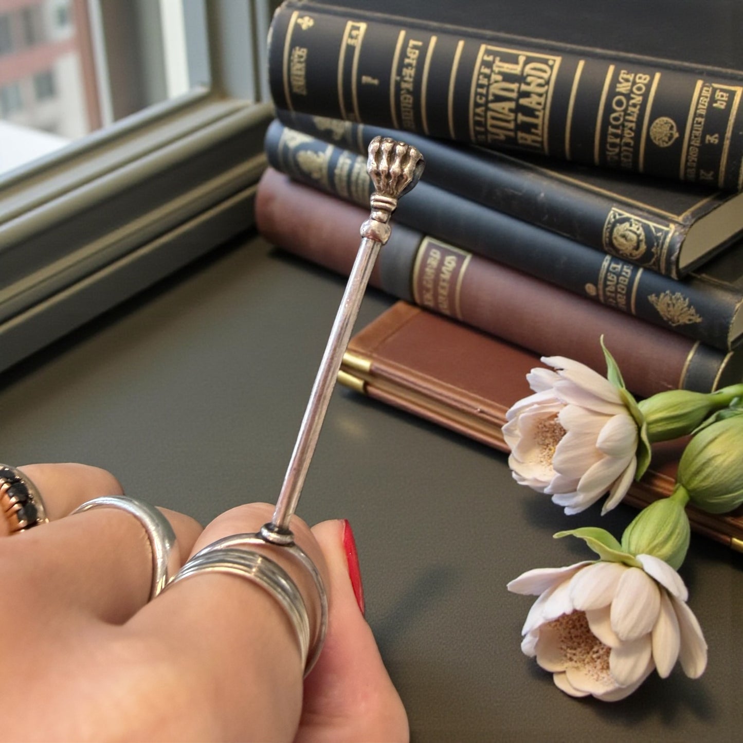Porta-sigaretta da dito, anello in argento con asta regolabile e zampe leonine, fine ‘800 primo ‘900