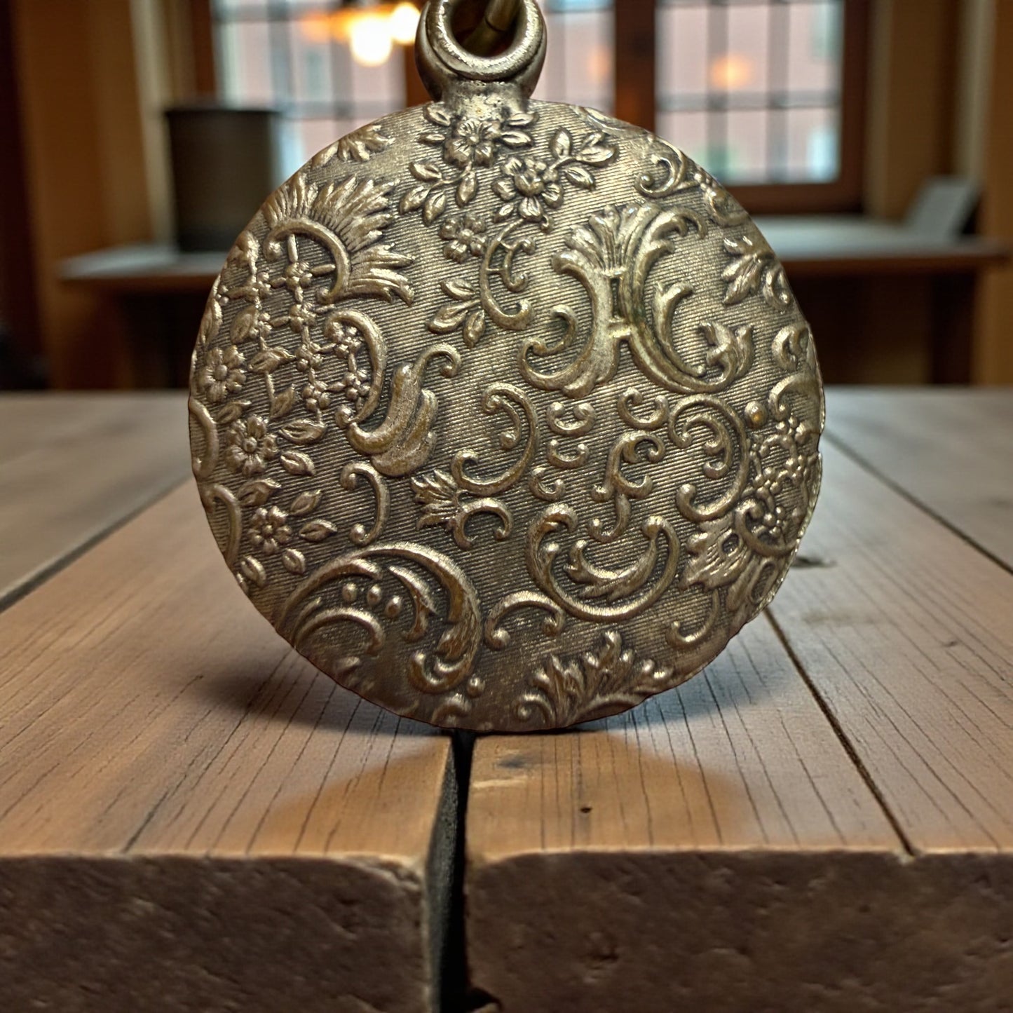 Specchio scorrevole pendente da Chatelaine, ca anni ‘20 decorato