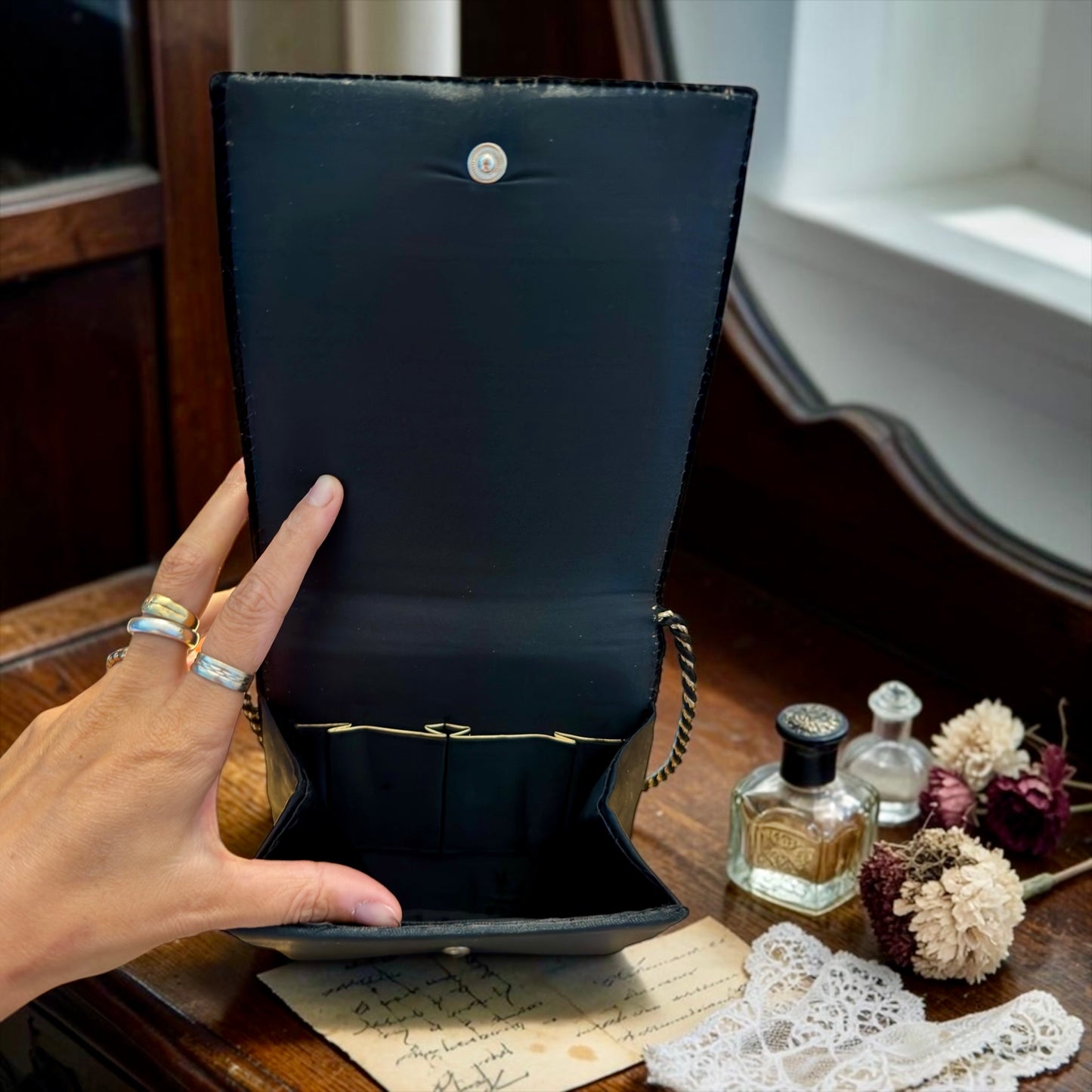 Borsa gioiello in velluto con pavone ricamato in canutiglia, anni ‘50-‘60
