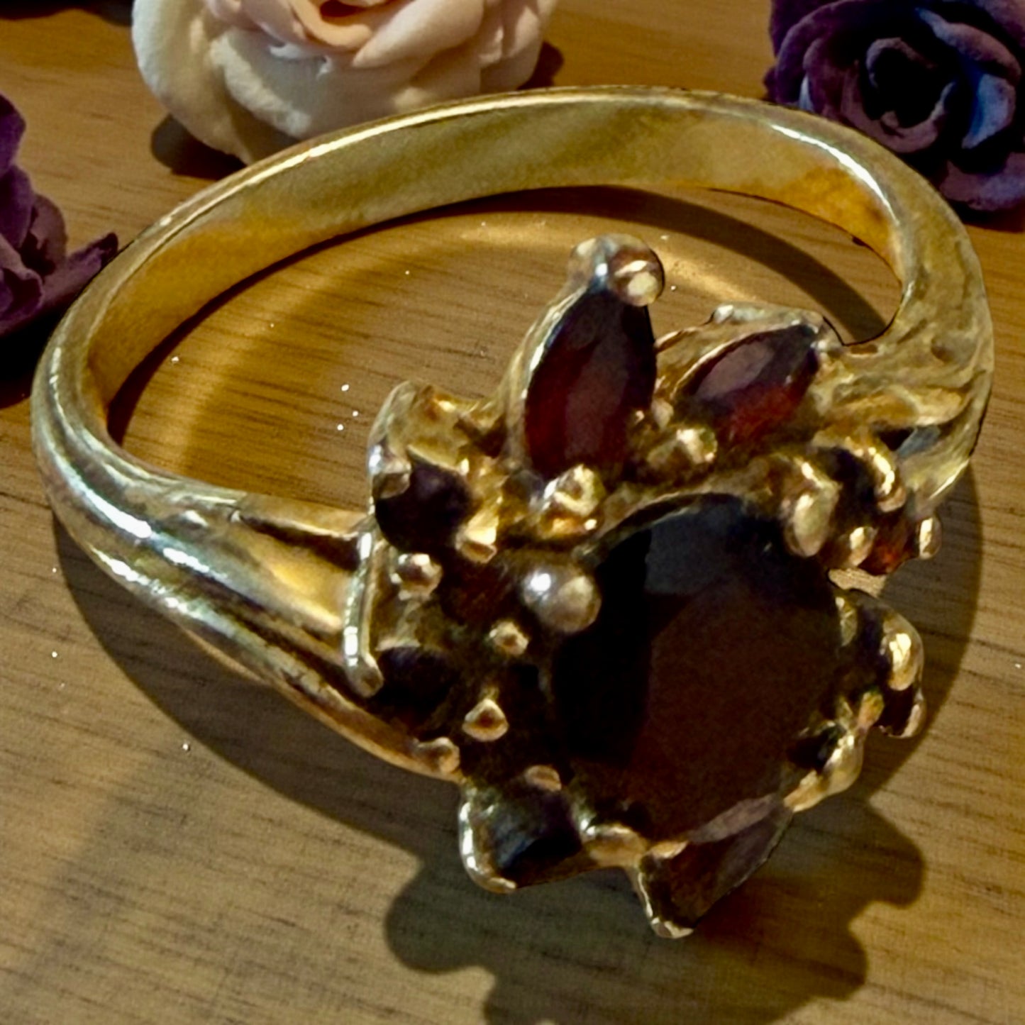 Anello con granati placcato oro e punzonato, Francia ca anni ‘60-‘70