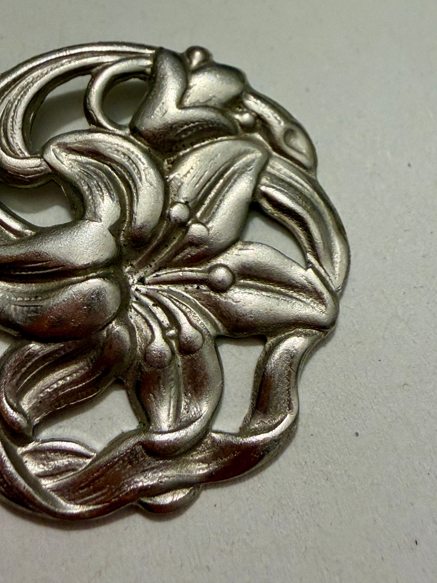 Pendente antico anni ‘30 argentato liberty a guisa di Iris