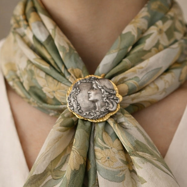 Clip / spilla ferma foulard con volto Art Nouveau alla Alphonse Mucha, doppia montatura argentata e dorata