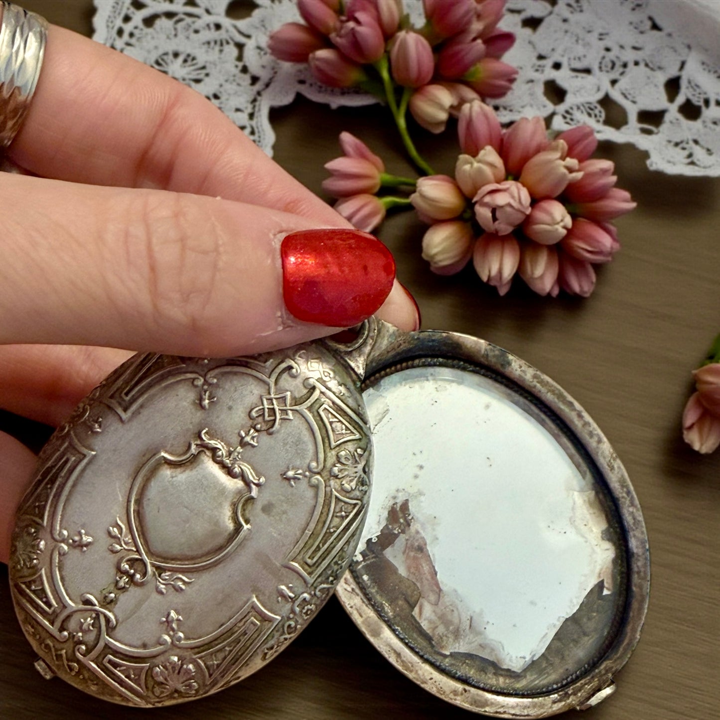 Pendente da Chatelaine specchio a scorrimento con decorazione bifacciale, placcato argento fine ‘800