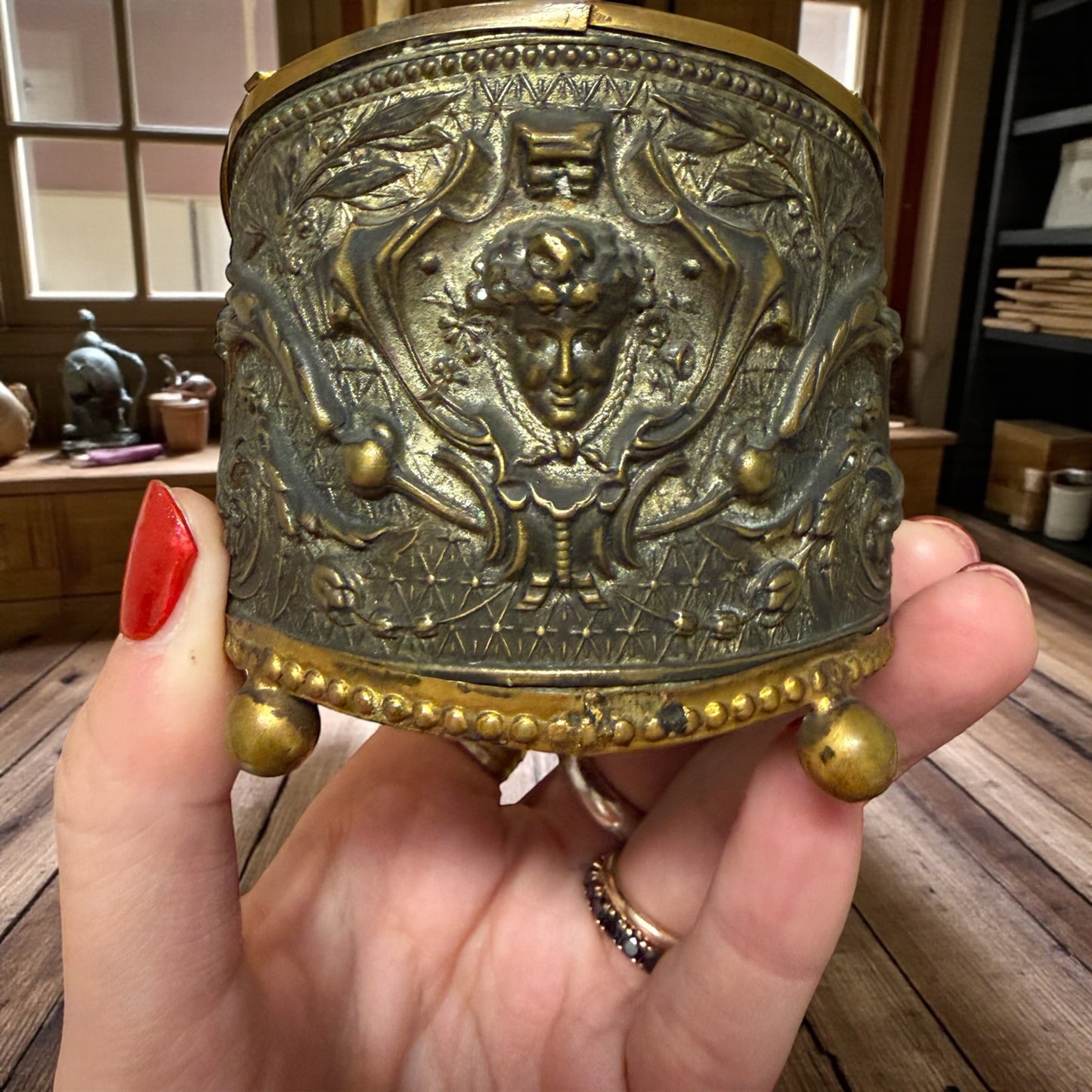 Cofanetto decorato con vetro bisellato e seta capitonné porta gioiello, fine ‘800 primo ‘900