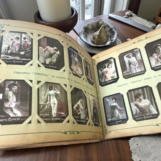 Antico album di Ephemera pubblicitari 1906, foto virate femminili, completo, Climent pz 400.