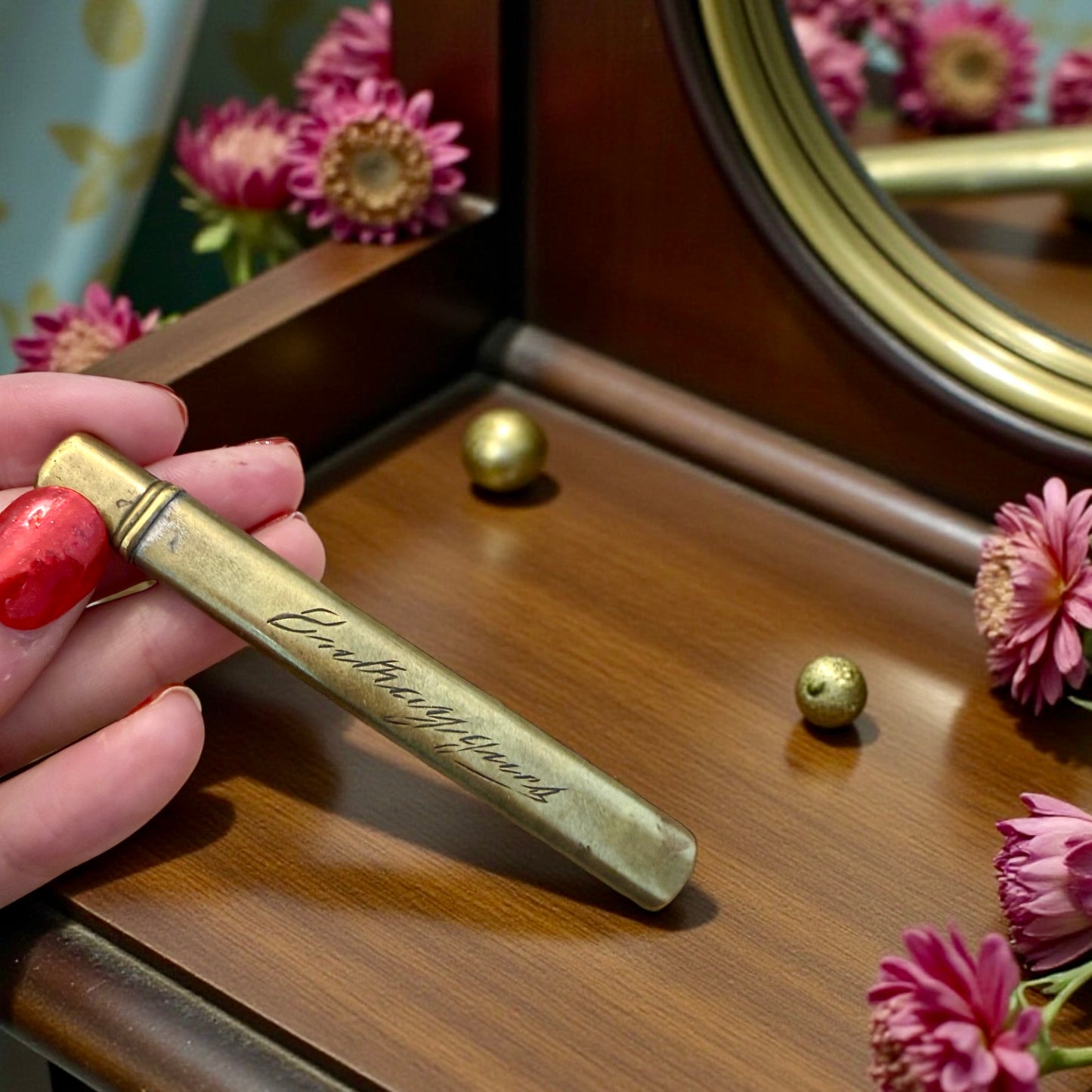 Spettacolare gancio allaccia guanti in custodia nobiliare