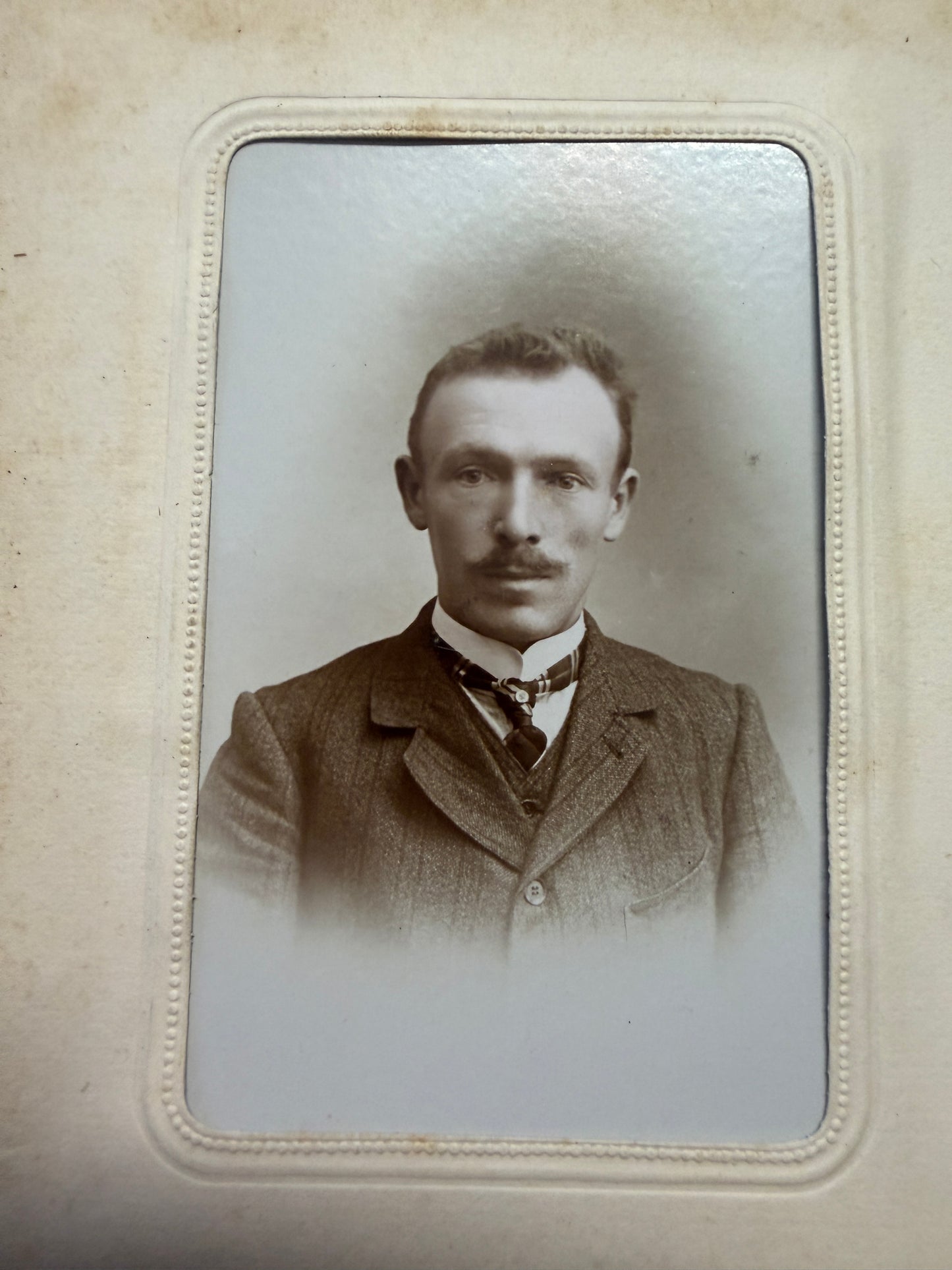 Antico album gothic revival 1895-1905 ca con 17 antichi ritratti