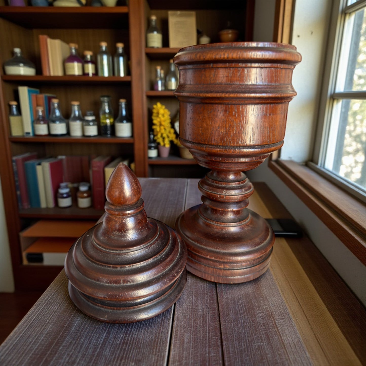 Antica coppia vasi da erboristeria in legno da banco, primo ‘900 per foglie e preparati essiccati