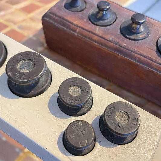 Pesiera anni ‘30 - ‘40 completa, riverniciata, con pesi piatti