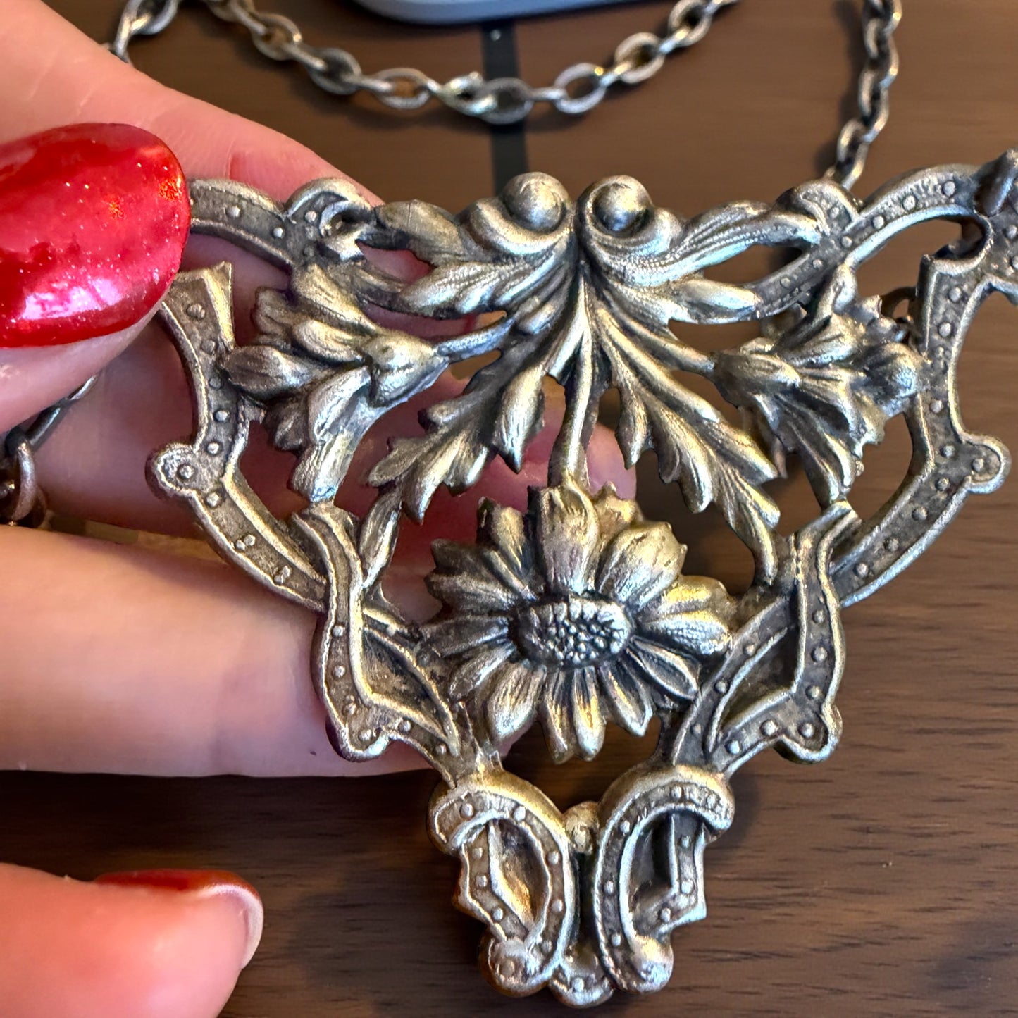 Collier con pendente floreale a giorno Liberty revival, ca anni ‘60 bagno in argento basso titolo