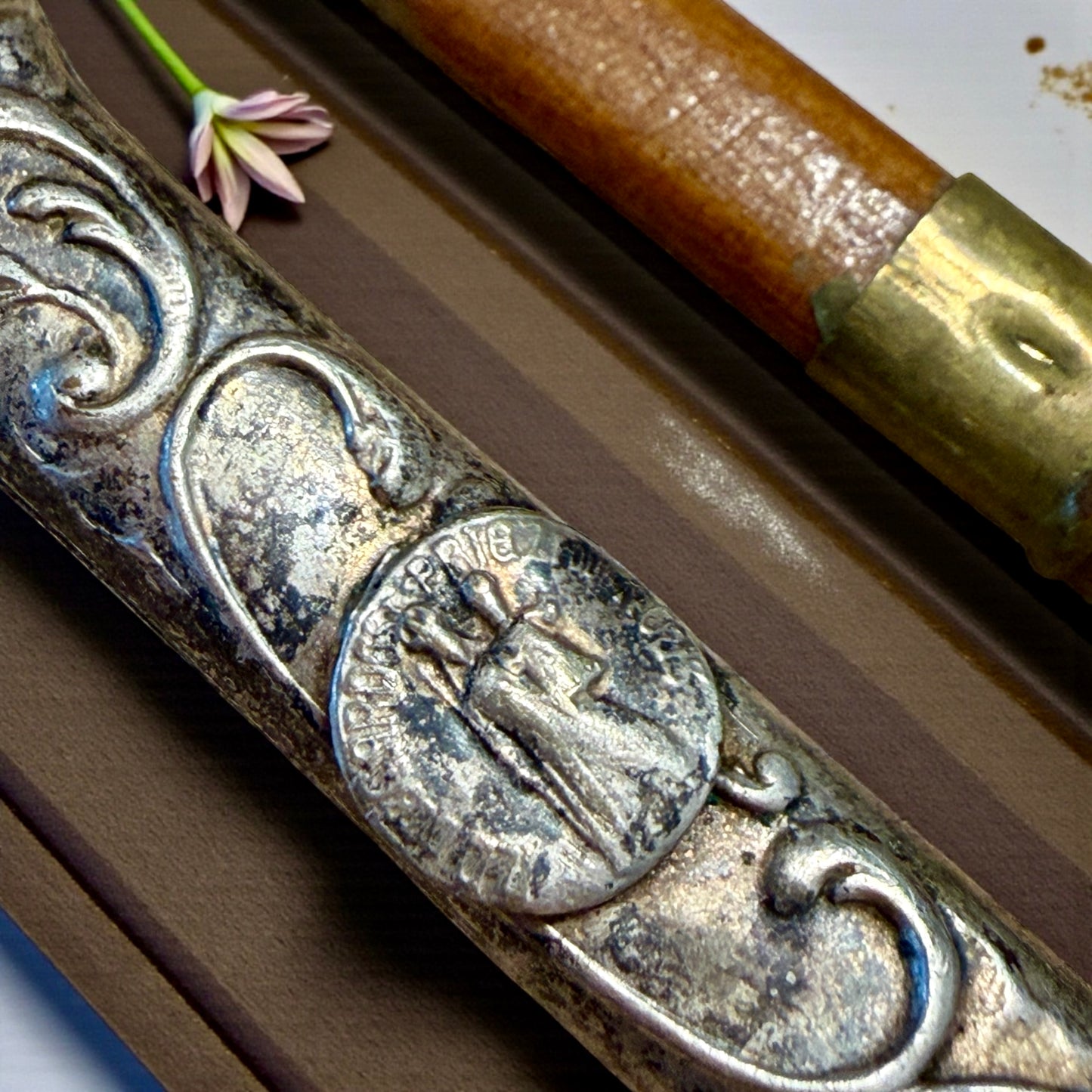 Porte-crayon fine ‘800 primo ‘900 da chatelaine, porta matita argentato con Maria Regina