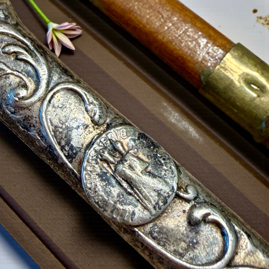 Porte-crayon fine ‘800 primo ‘900 da chatelaine, porta matita argentato con Maria Regina