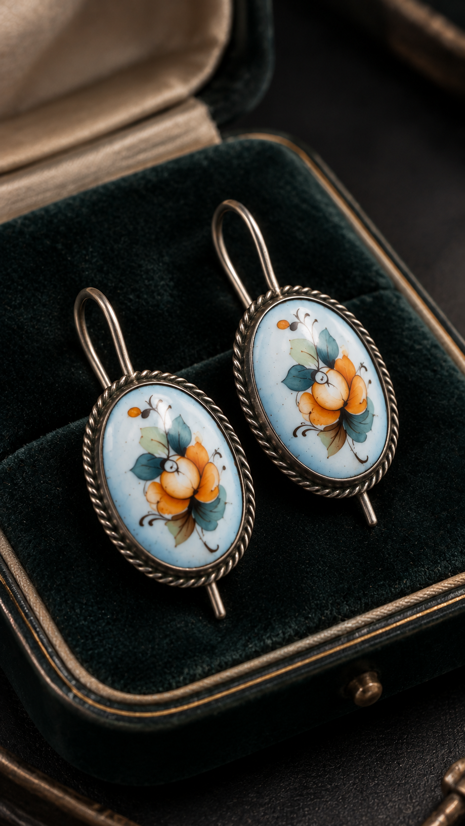 Orecchini vintage con decorazioni floreali su ceramica