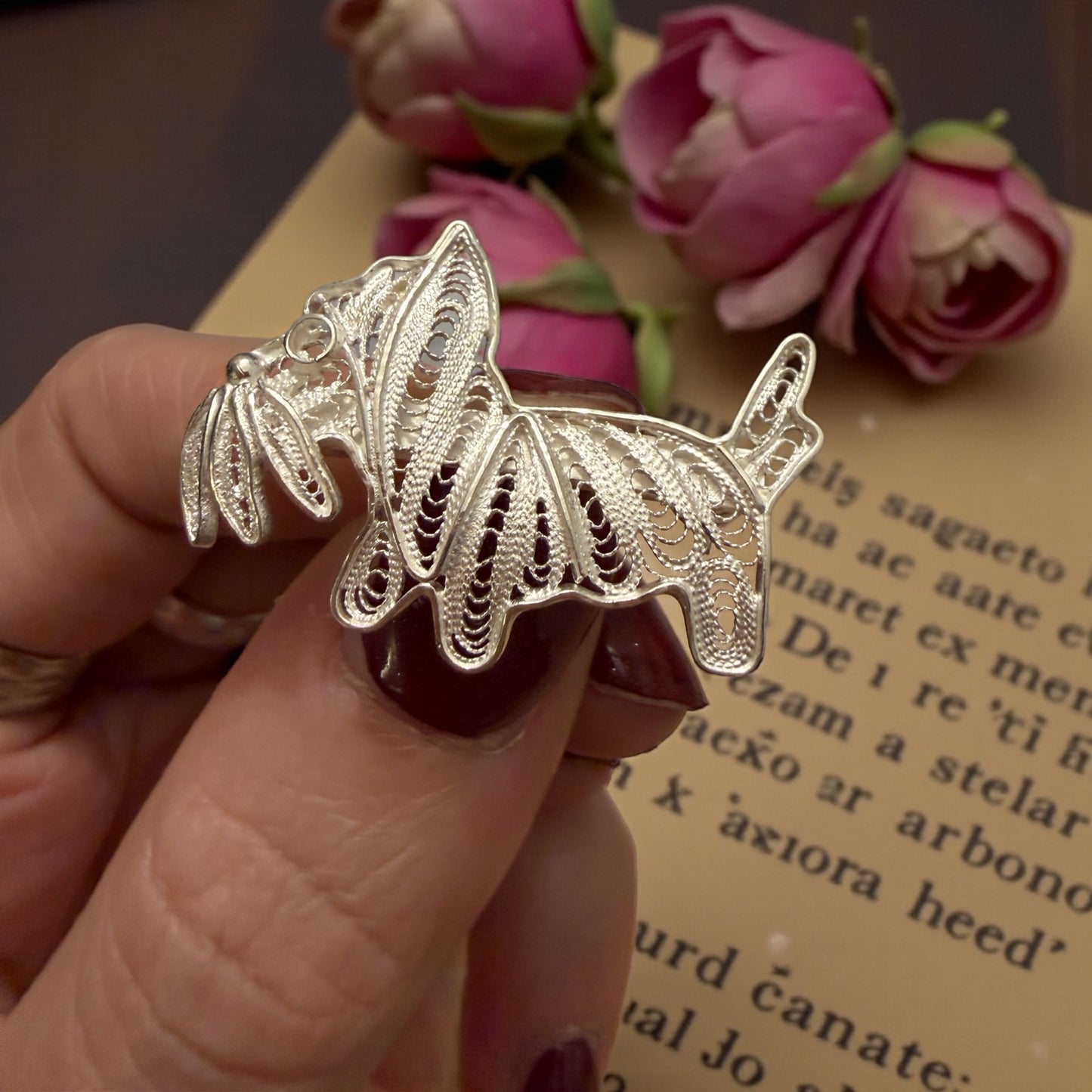 Spilla vintage italiana in filigrana d’argento a guisa di cagnolino