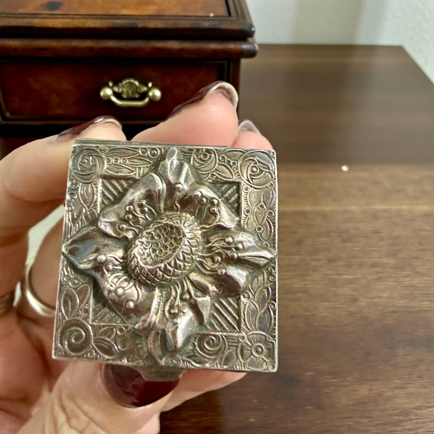 Scatolina scrigno d’argento 925 porta sigilli con decori floreali e spiga