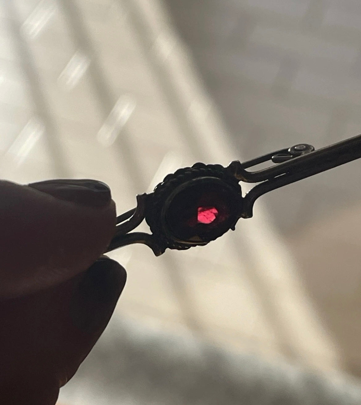 Spilla in argento con granato ed inclusione naturale, ca fine anni ‘40