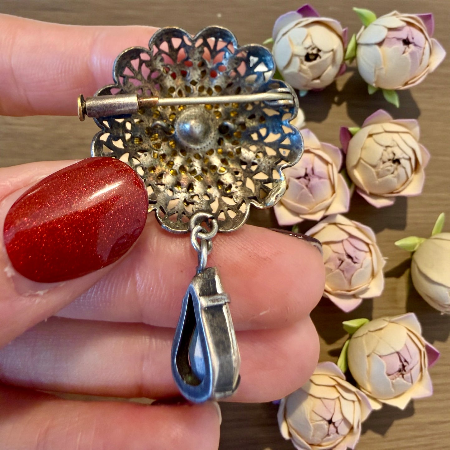 Spilla-pendente in filigrana a raggiera con cabochon brillante e goccia, primo ‘900