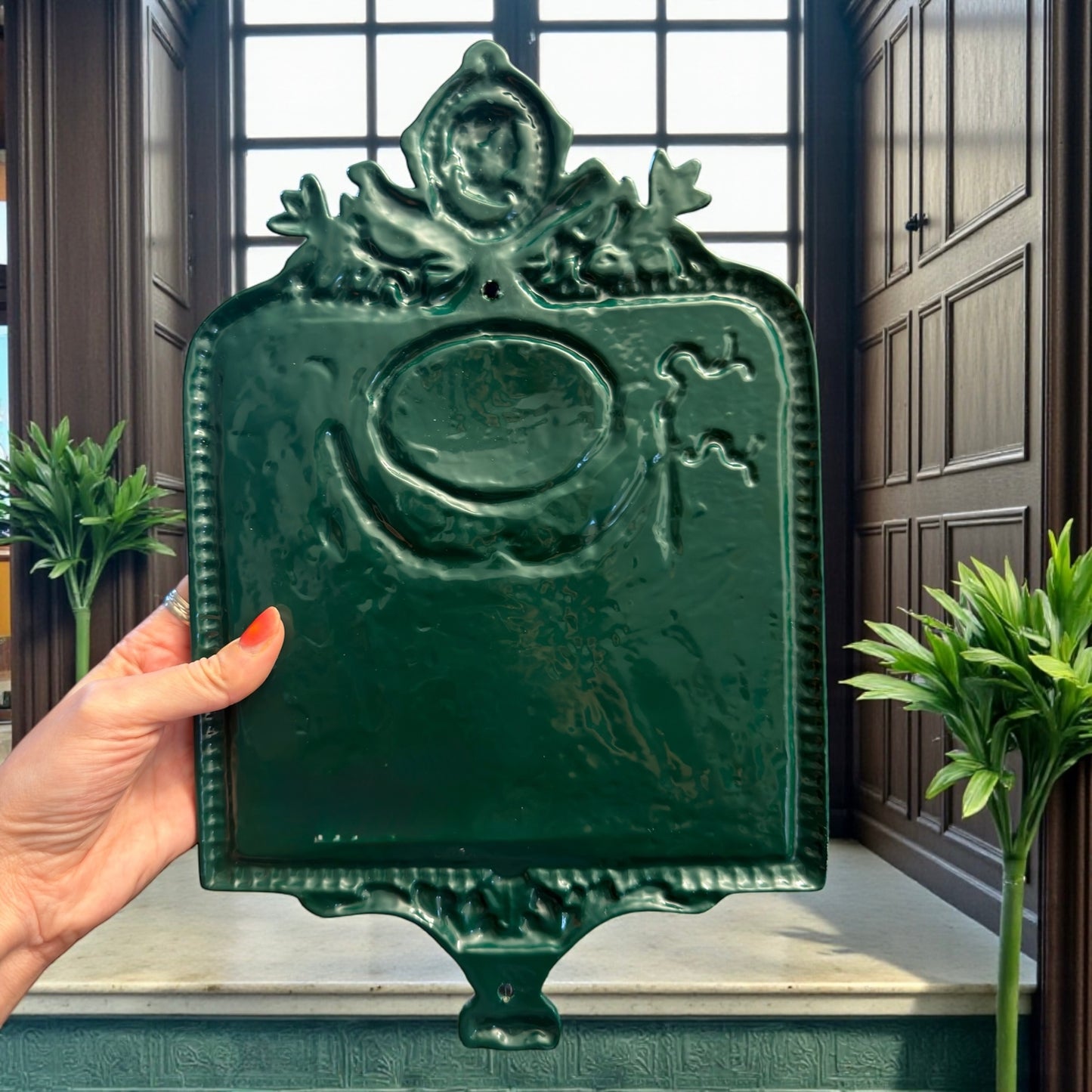 Cassetta postale da interno in ghisa smaltata contemporanea ispirata al Liberty europeo