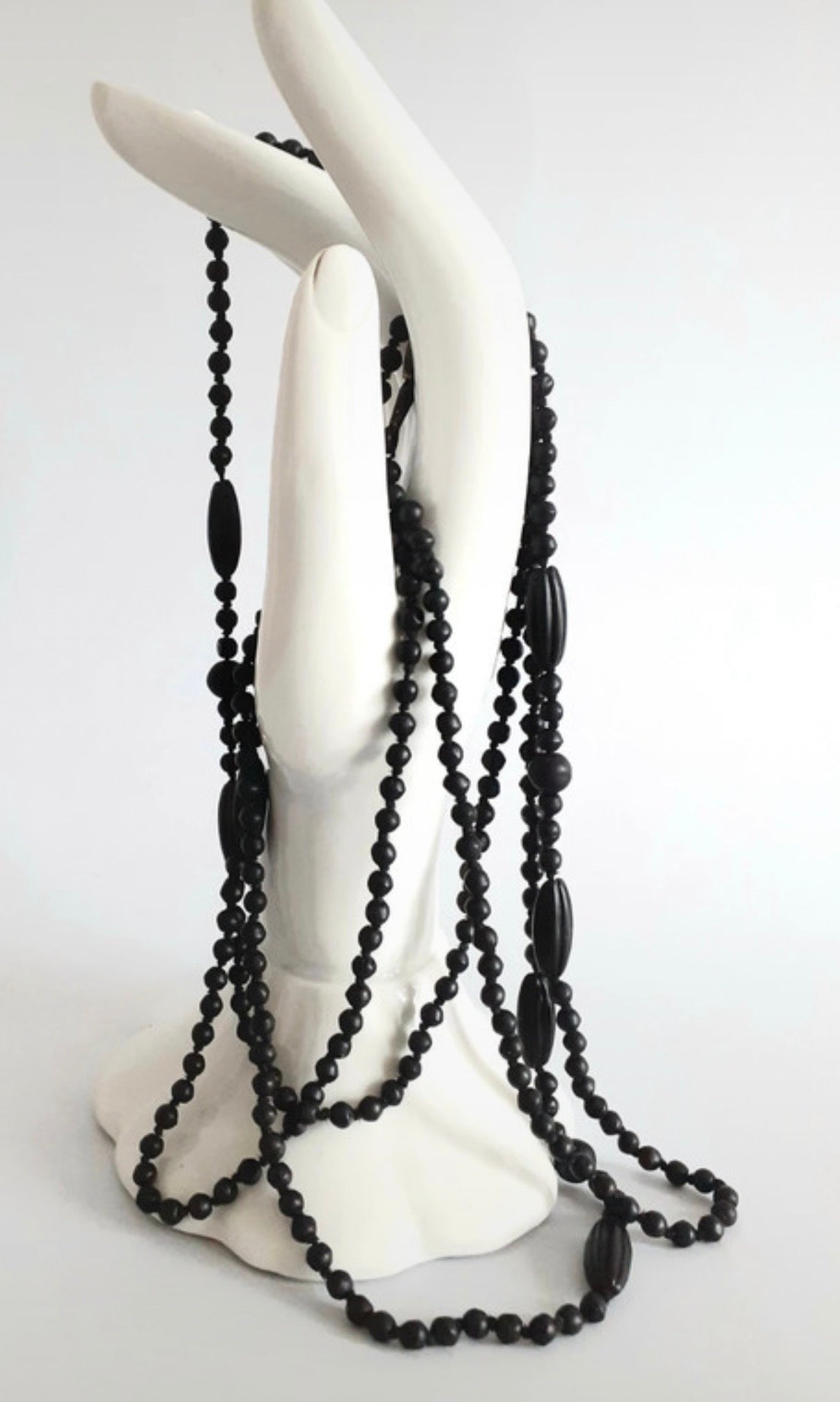 Lunghissima collana da lutto in vulcanite / ebanite primi 900, 150 cm