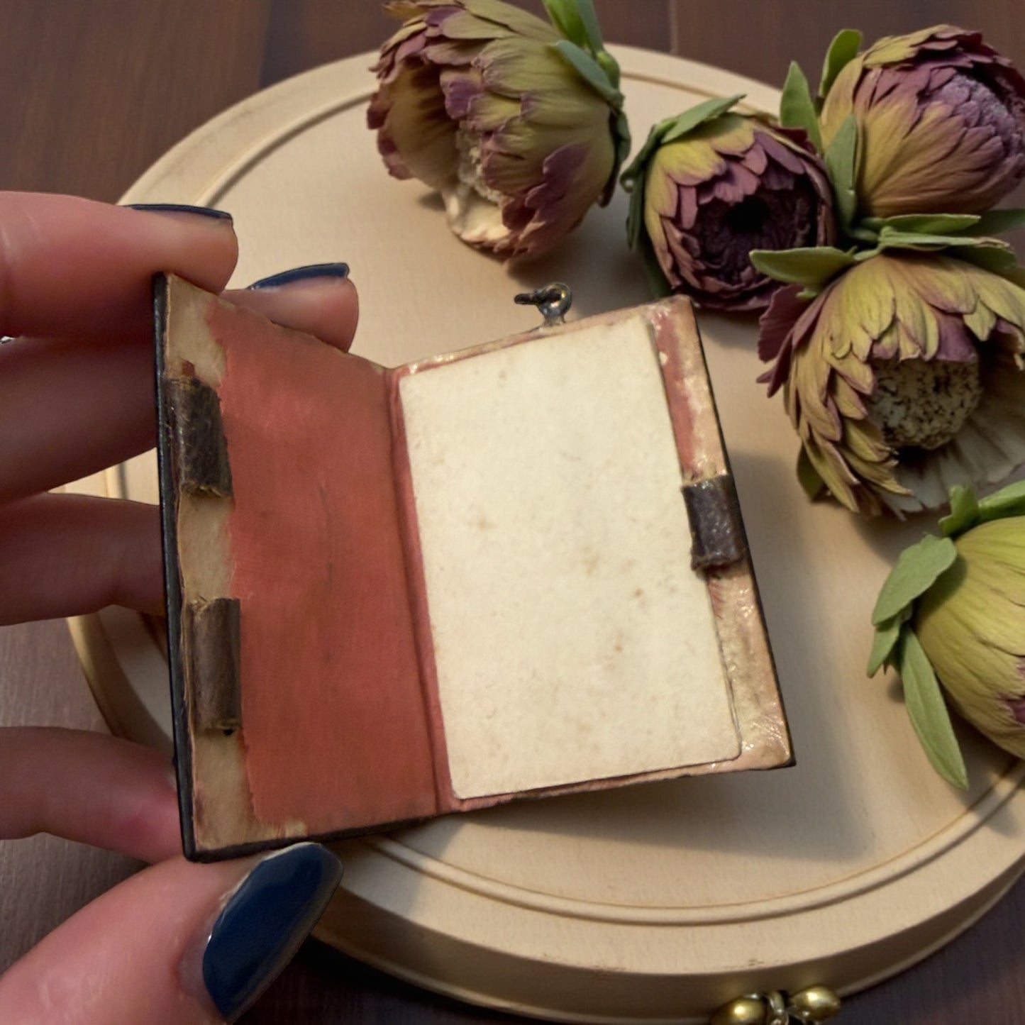 Antico carnet de bal fine ‘800 con decori madreperla e metallo argentato