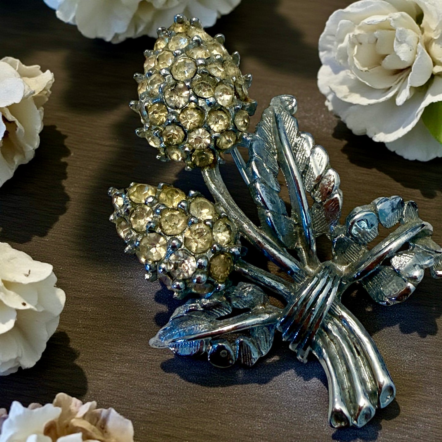 Spilla gioiello anni ‘40 con cristalli miele, infiorescenza di trifoglio