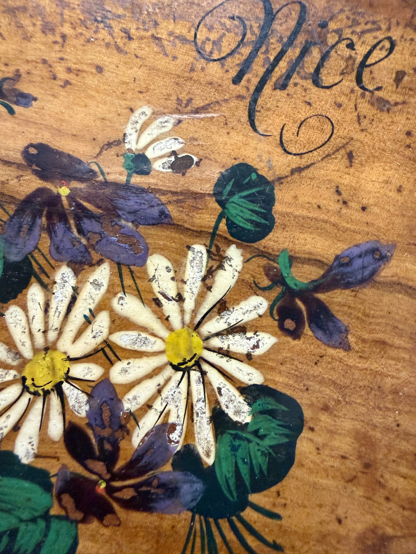 Antica scatola porta gioie “Nice” fine ‘800 con viole dipinte e interno seta capitonné