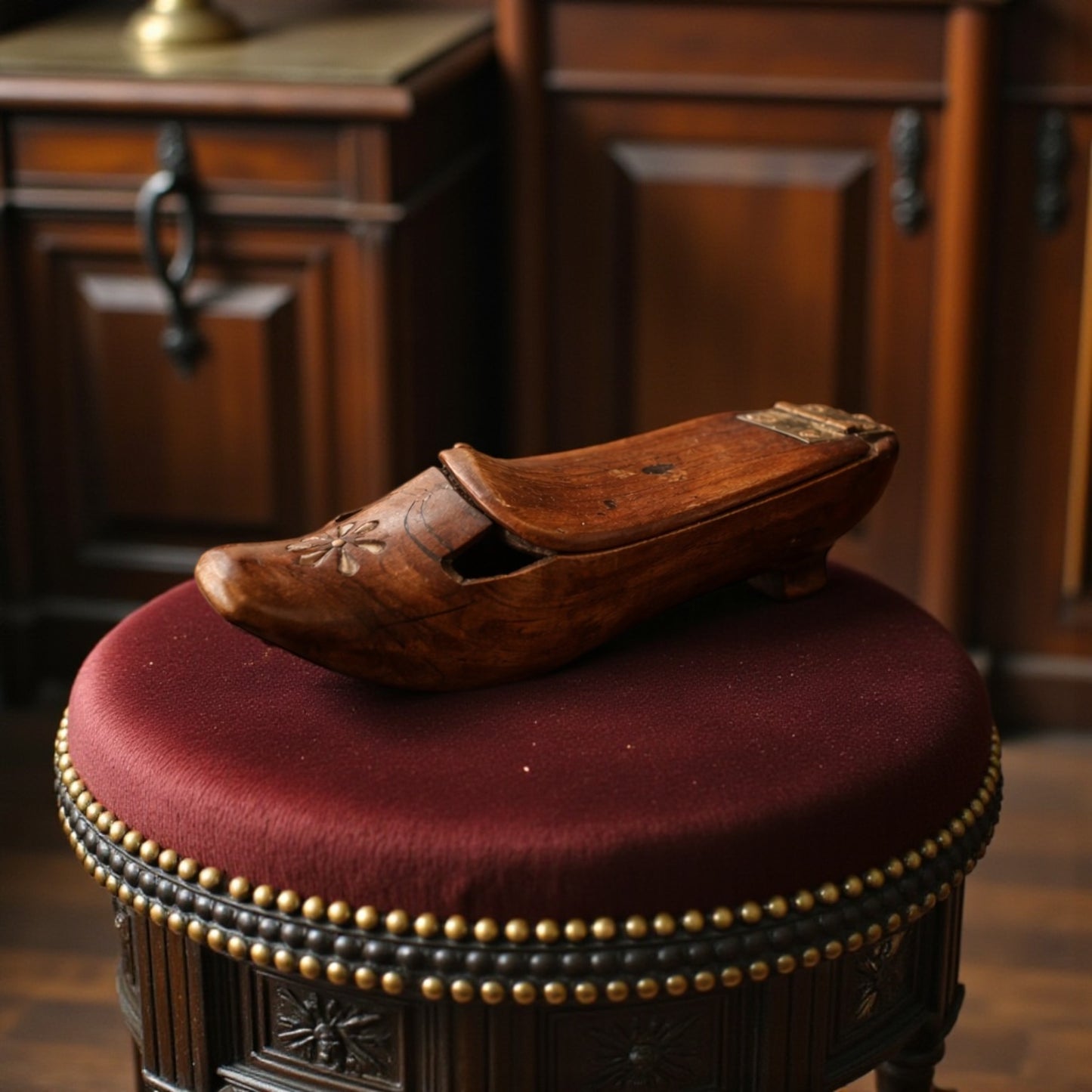 Antica tabacchiera da appoggio ottocentesca a guisa di klompt, zoccolo olandese