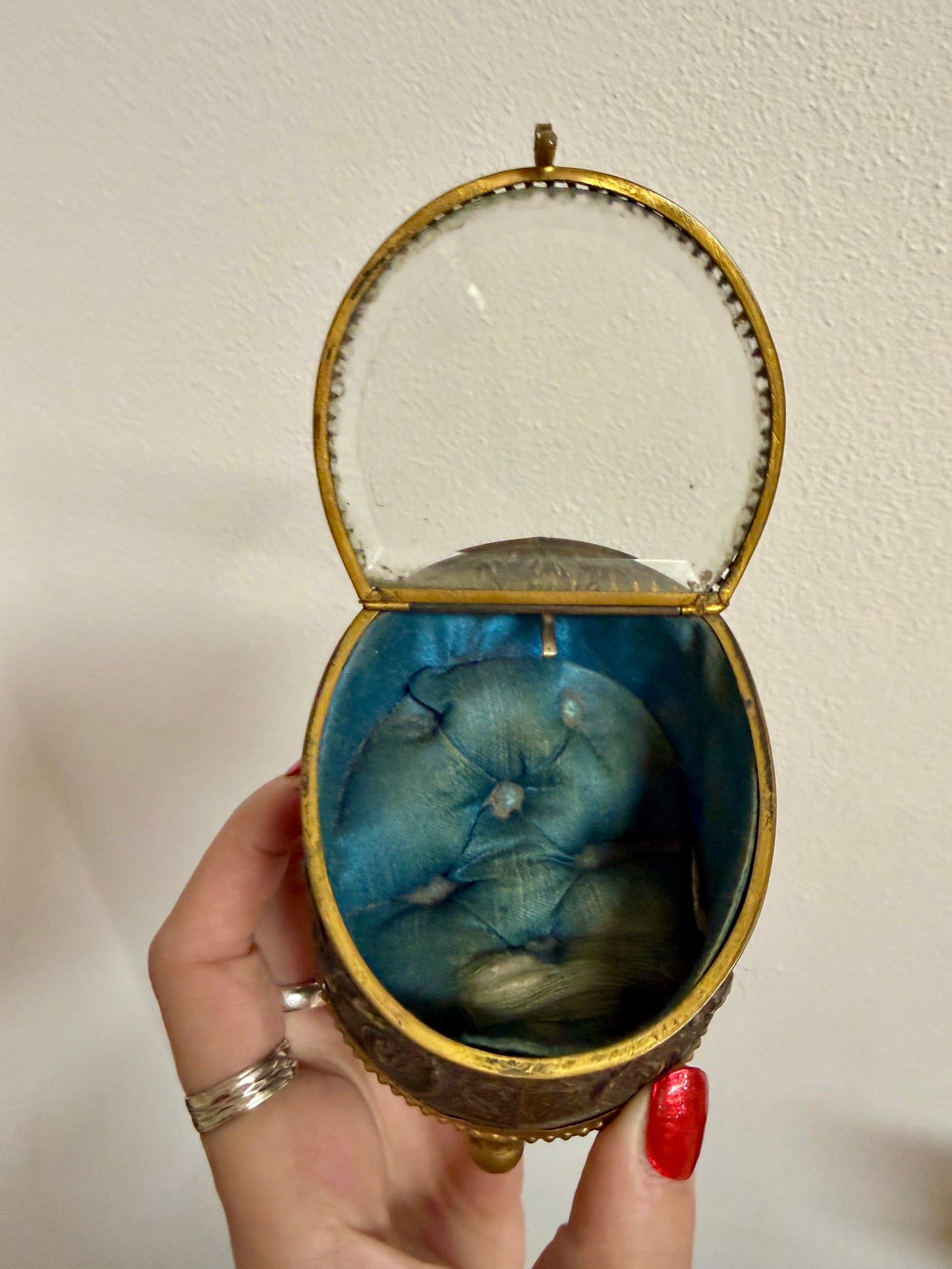 Cofanetto decorato con vetro bisellato e seta capitonné porta gioiello, fine ‘800 primo ‘900