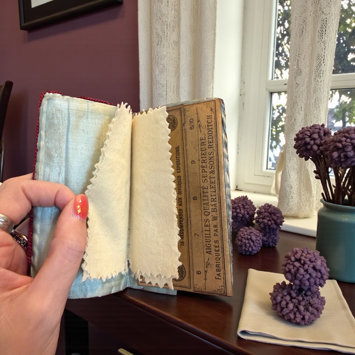 Porta aghi needle case in seta dipinta a mano, fine ‘800, astuccio con cartonato originale interno