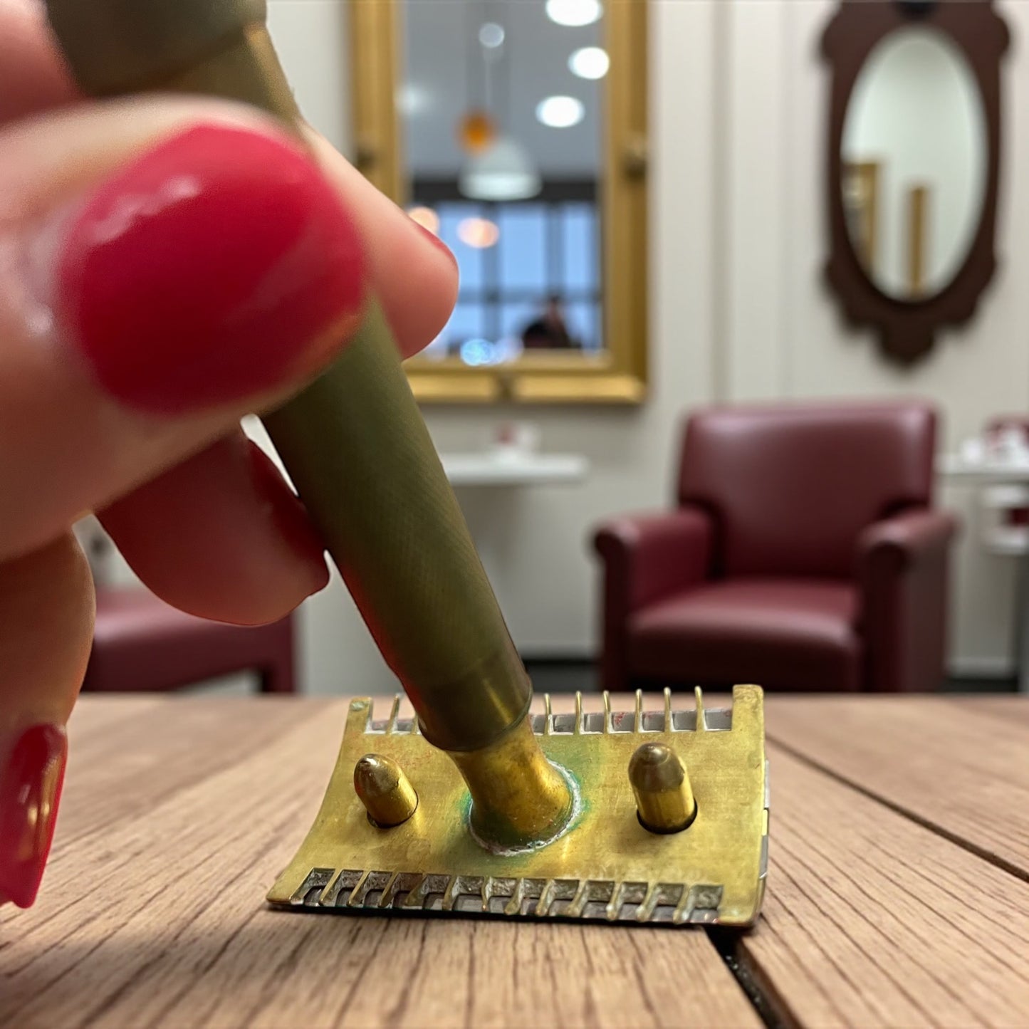 Set rasoio in ottone, porta lamette & lamette in custodia pelle anni ‘20 ca