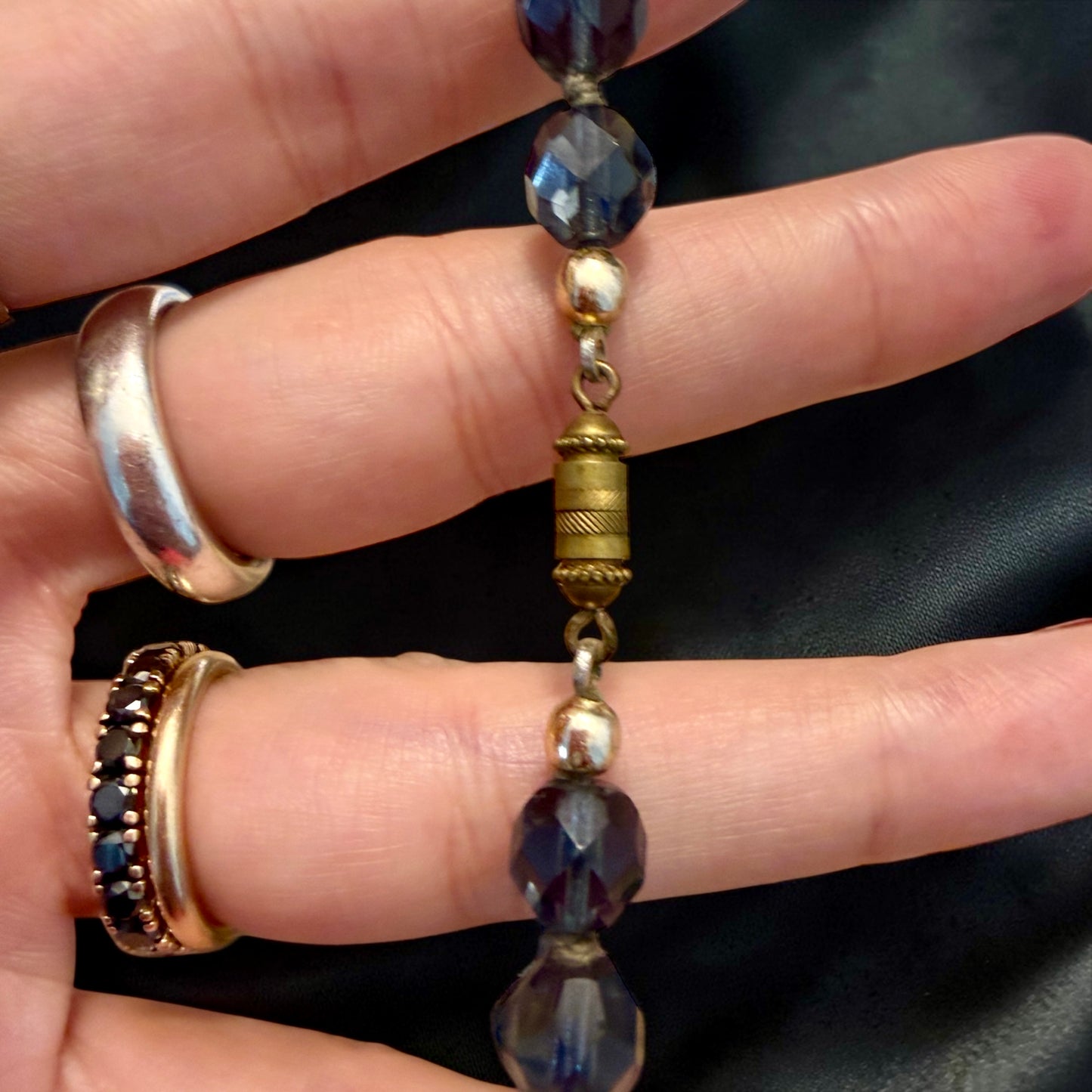Collana lunga in perle sfaccettate smoky glass fine anni ‘40 annodata a mano