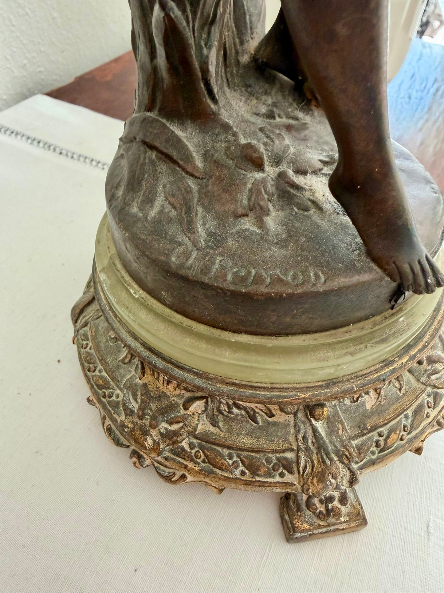 Antica scultura su basamento firmata Perron, 1900, titolo “Hésitation”