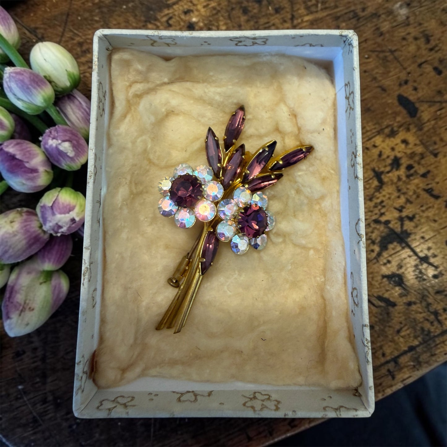 Spilla a bouquet floreale belga con Aurora Borealis in confezione originale d’epoca