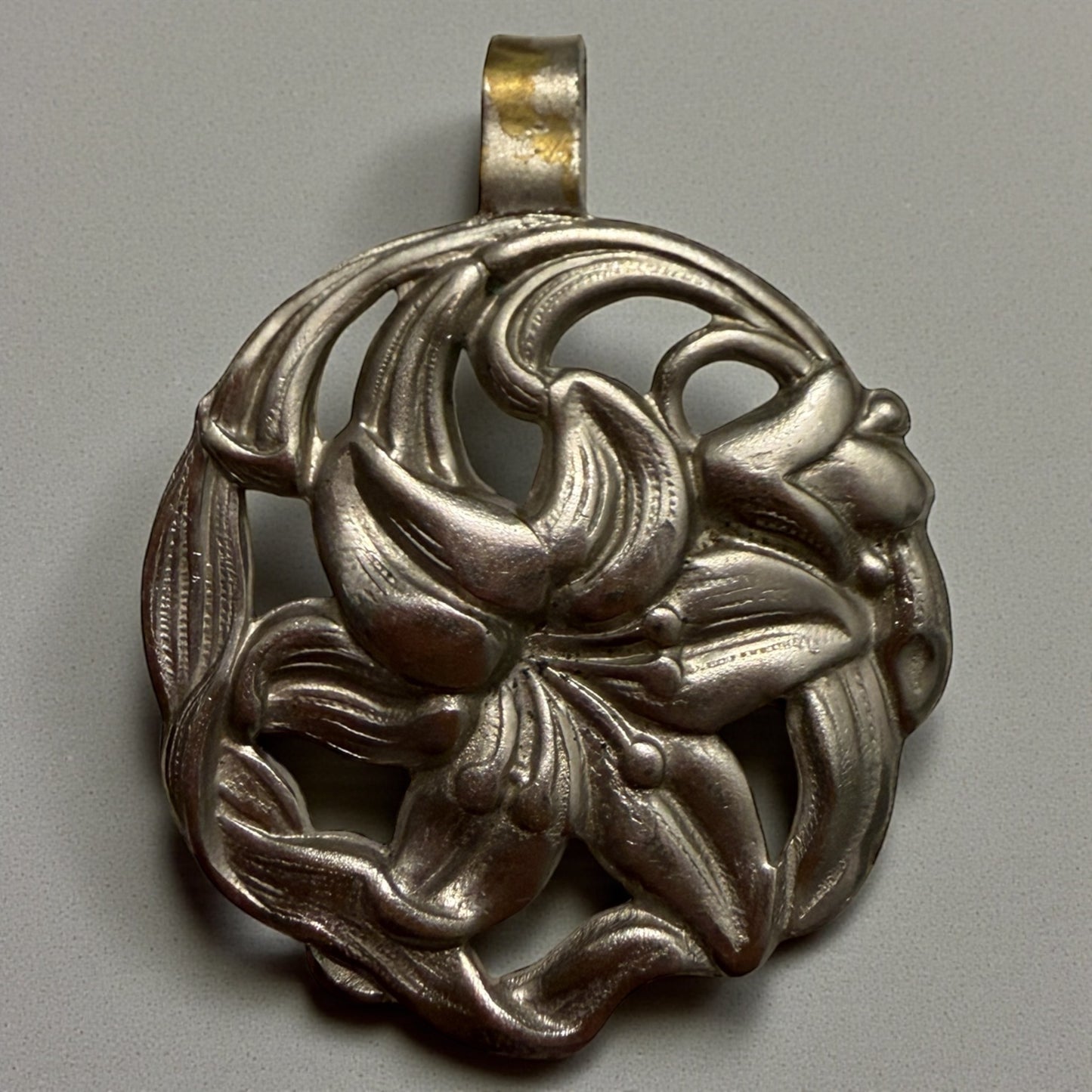 Pendente antico anni ‘30 argentato liberty a guisa di Iris