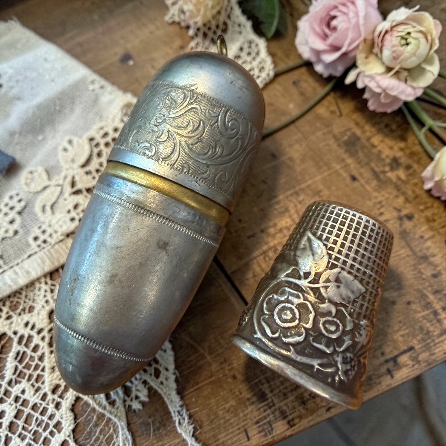 Porta ditale da chatelaine con ditale interno in argento pieno decorato con fragole, fine ‘800