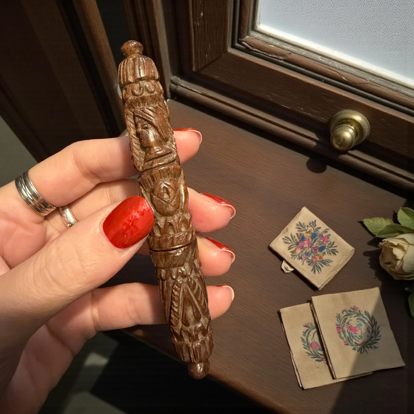 Antico needle case fine ‘800 intagliato a mano con ritratto “nascosto”