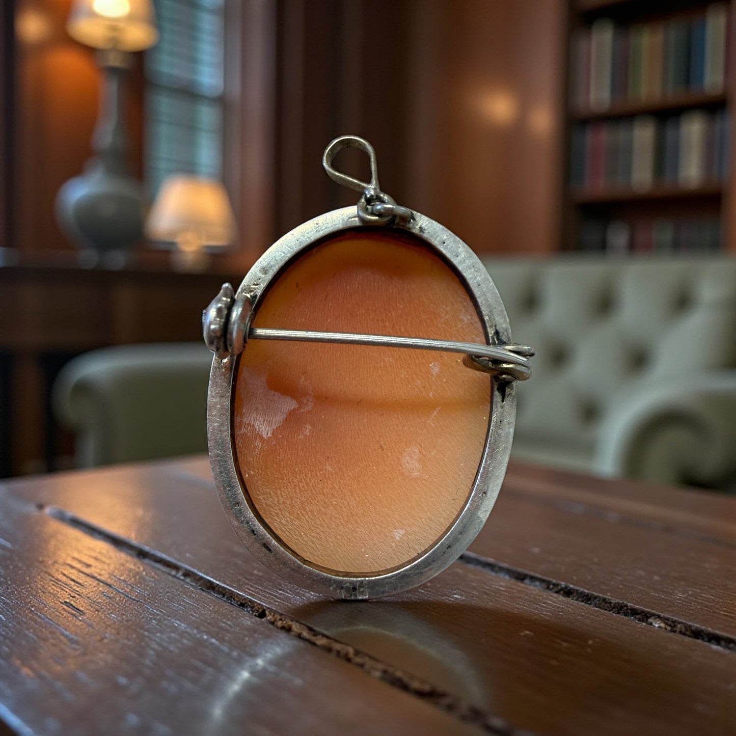 Cammeo su conchiglia in cornice d’argento, doppia funzione spilla & pendente, ca anni ‘50