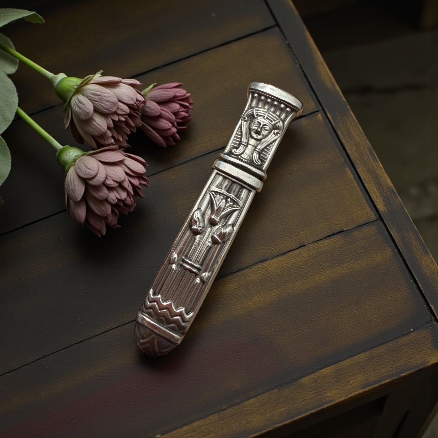 Porta aghi in argento punzonato, Egitto reinterpretato Déco, anni ‘20 ca, Francia