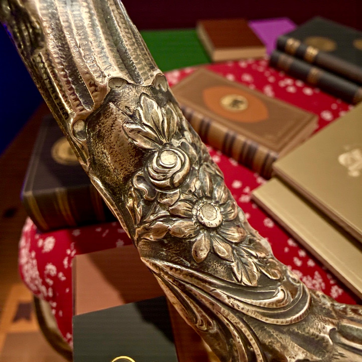 Antica impugnatura in argento per ombrello, fine ‘800 riccamente cesellata con monogramma