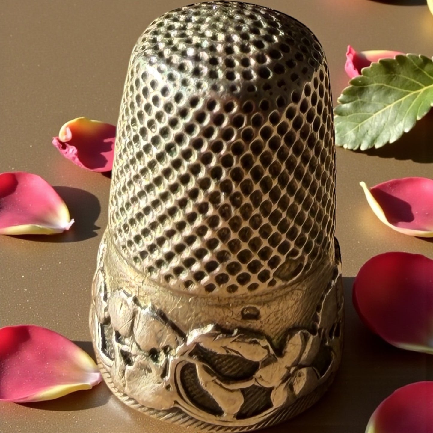 Antico ditale d’argento Liberty con ghirlanda botanica, fine ‘800 - primo ‘900