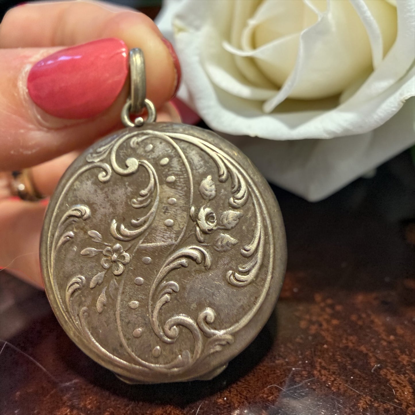 Gioiello pendente locket in argento francese, bifacciale, Art Nouveau con due fotografie d’epoca