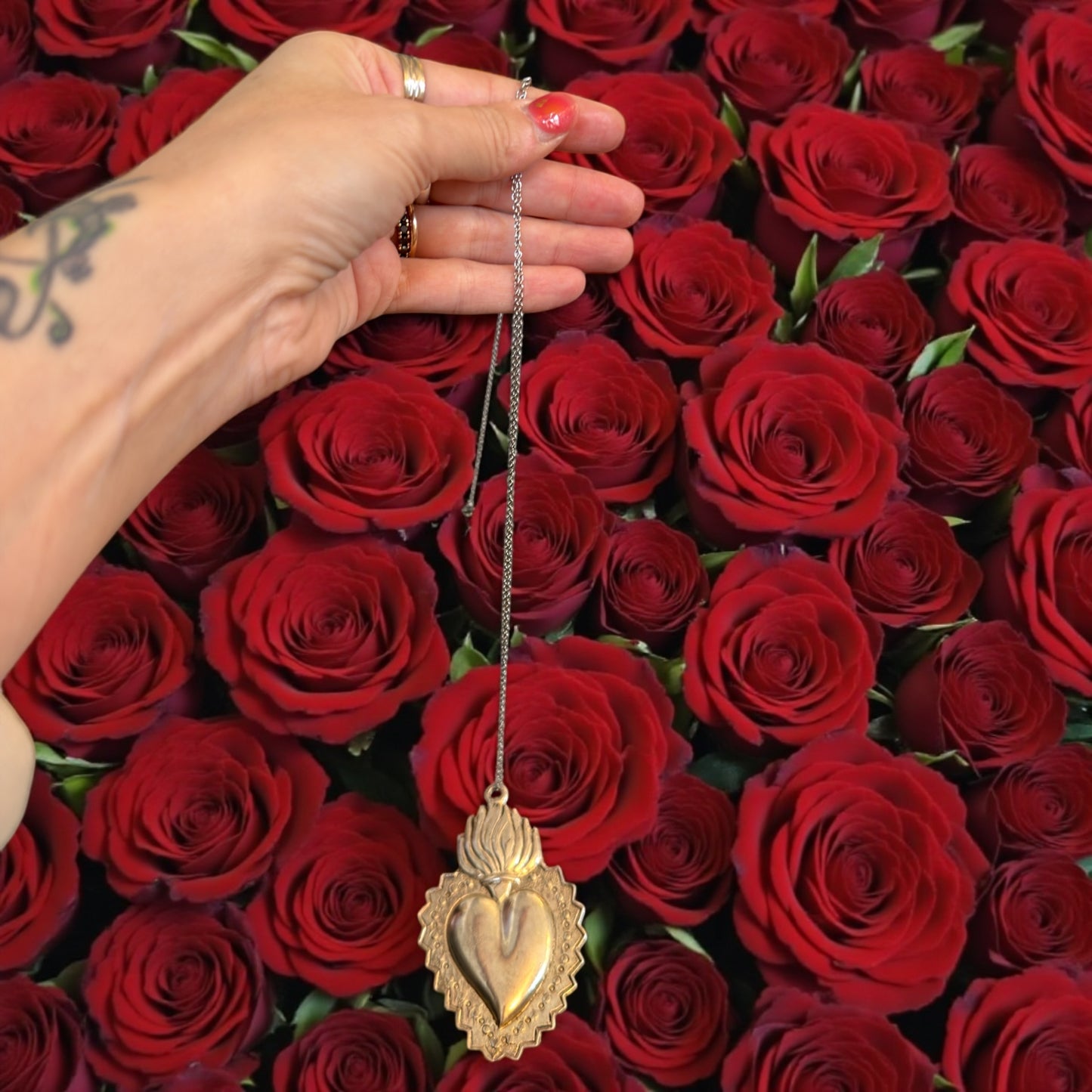 Grande pendente gioiello cuore sacro placcato argento con catena lunga