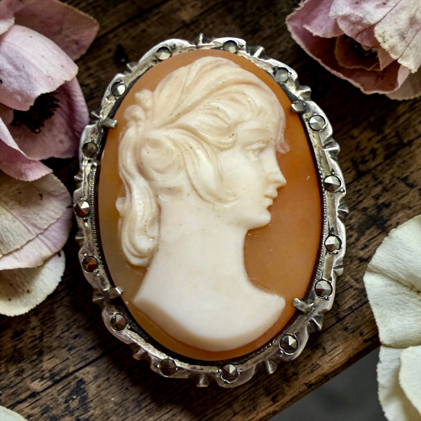 Antico cameo con cornice in argento e marcasiti, doppia funzione pendente / spilla anni 30