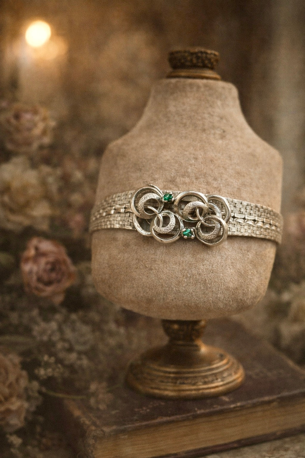 Bracciale in argento massiccio semirigido anni 60 modernista, con centrale lavorato e pietre