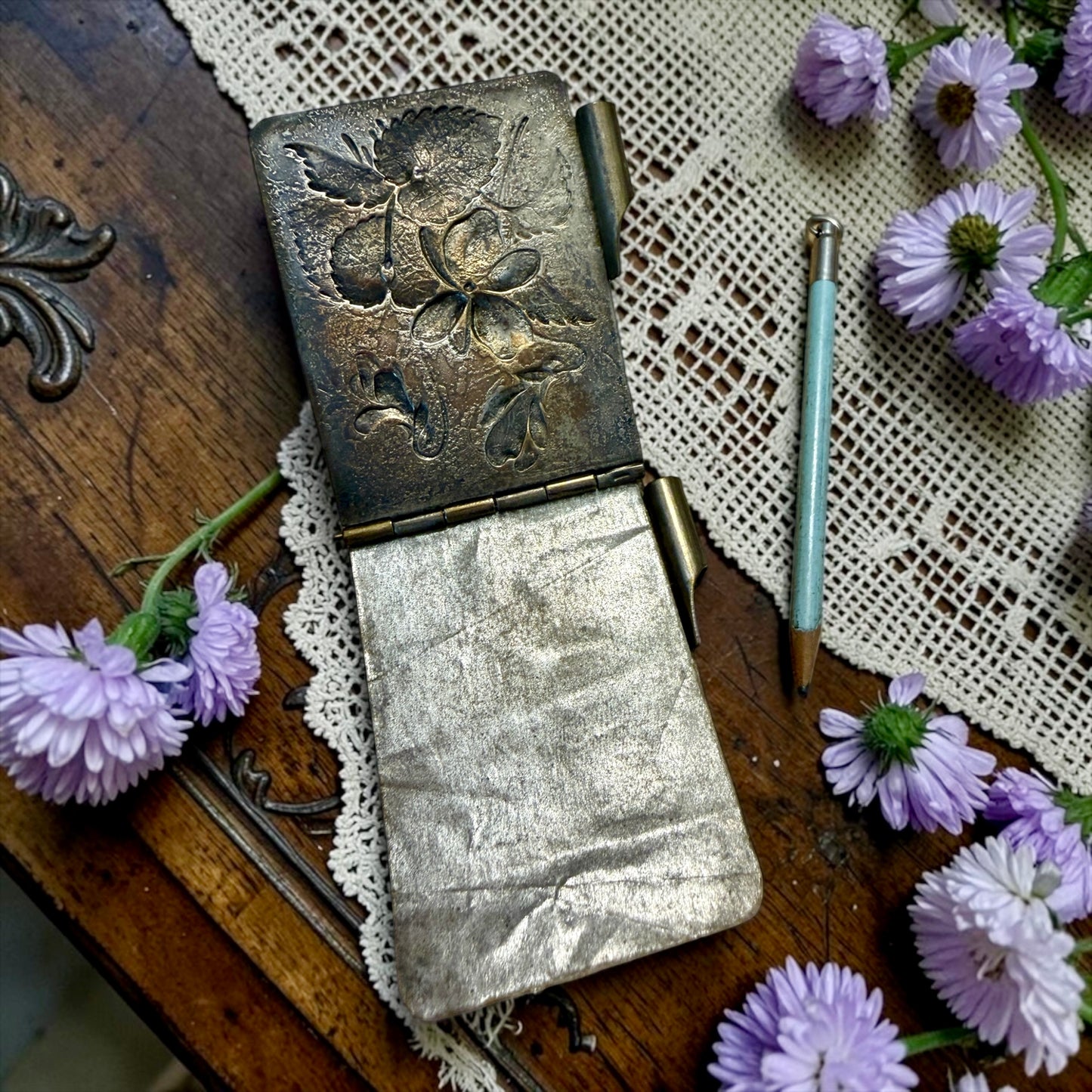 Antico carnet de bal da châtelaine con matita, primo ‘900, raffig. di violette e crisantemi