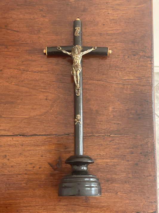 Croce da cappella votiva in legno nero con teschio, fine ‘800