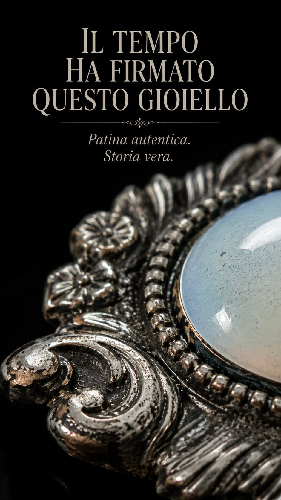 Spilla antica anni ‘40 a guisa di piccolo specchio a mano, con opalite