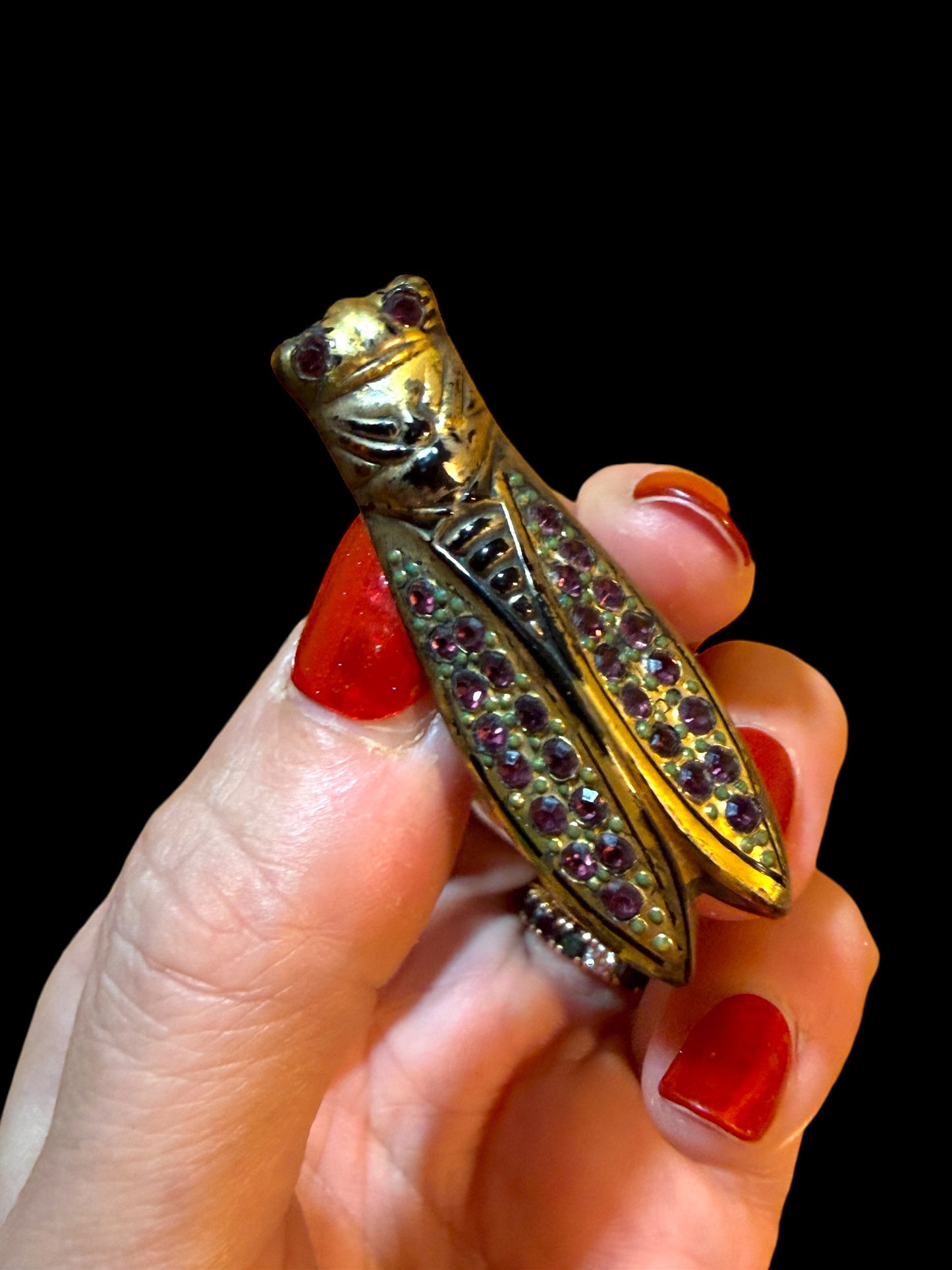 Splendida spilla Liberty a guisa di cicala temepestata di pates de verre color ametista