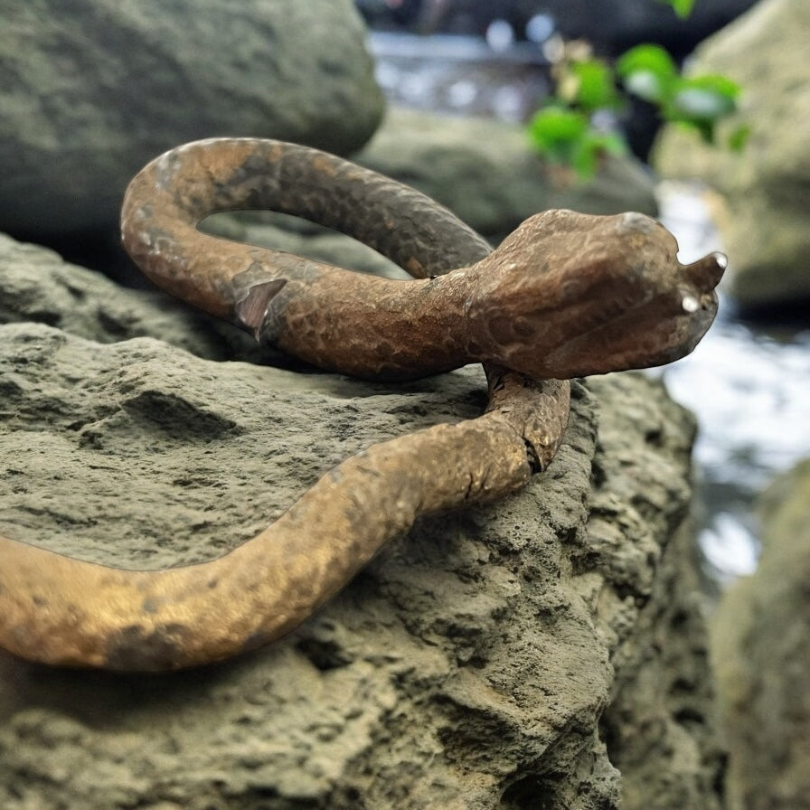 Scultura serpente misterioso